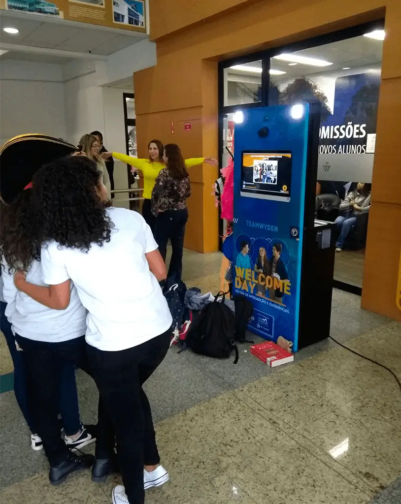 Totem fotográfico cabine de fotos Karas e Bokas - Personalizado